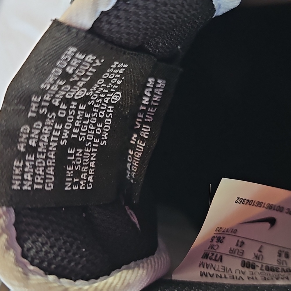 Nike Black and White Athletic Shoes with Sleek Design - Picture 3 of 6